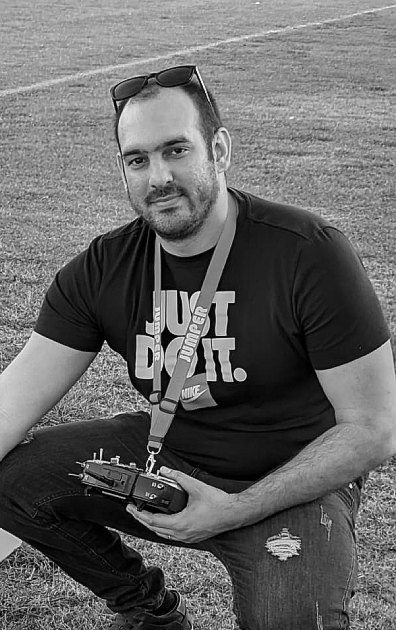 Carlos Díaz holding a model